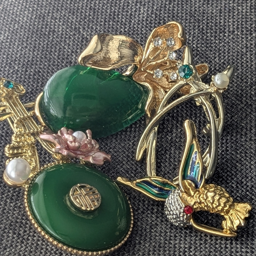 4 Gold Tone Brooches - Picture 6 of 7